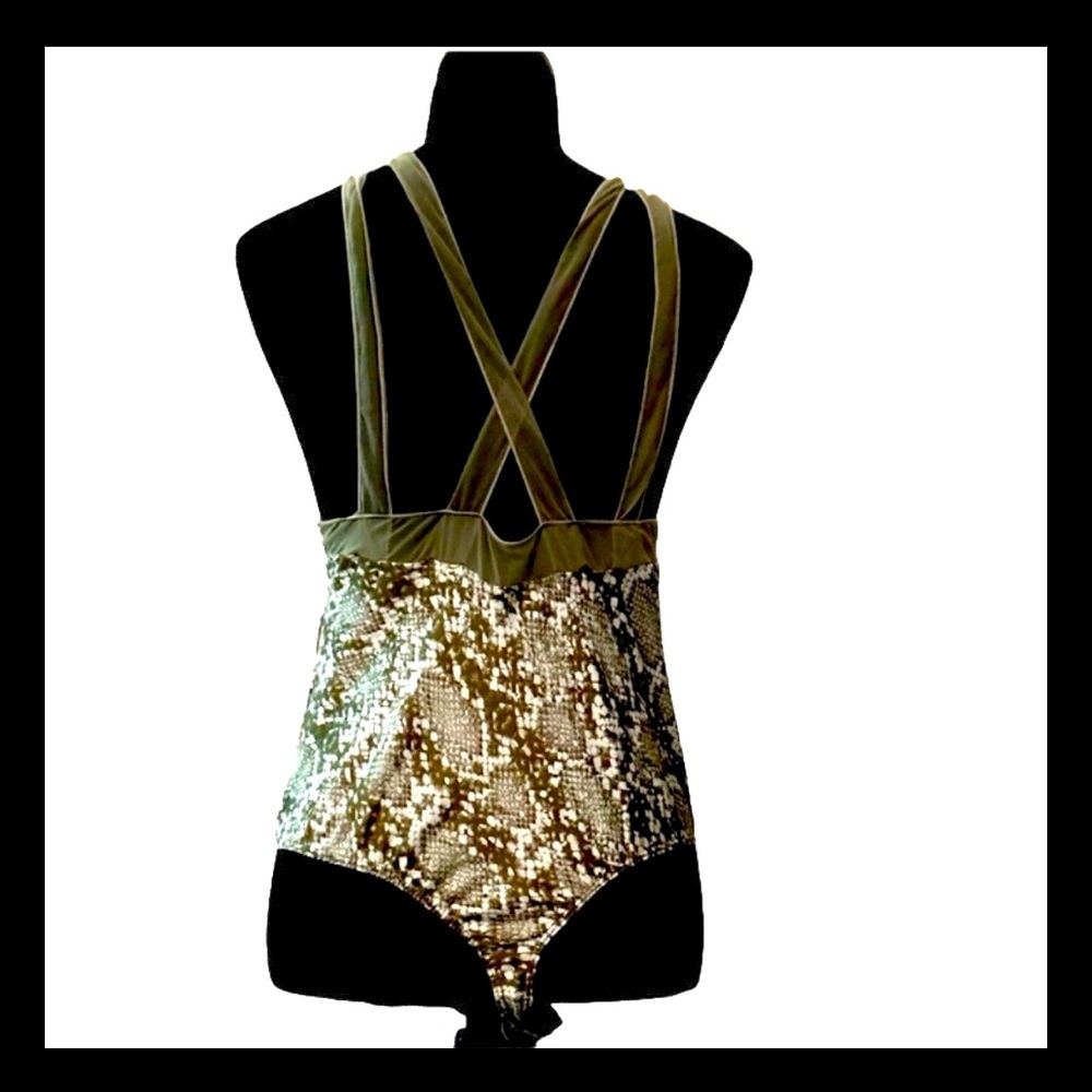 🎉HPx2🎉Intimately Free People “Nights Out”Green Snakeskin Printed Bodysuit XS NWT